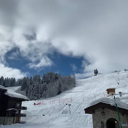 Skis Aux Pieds Lägenhet *